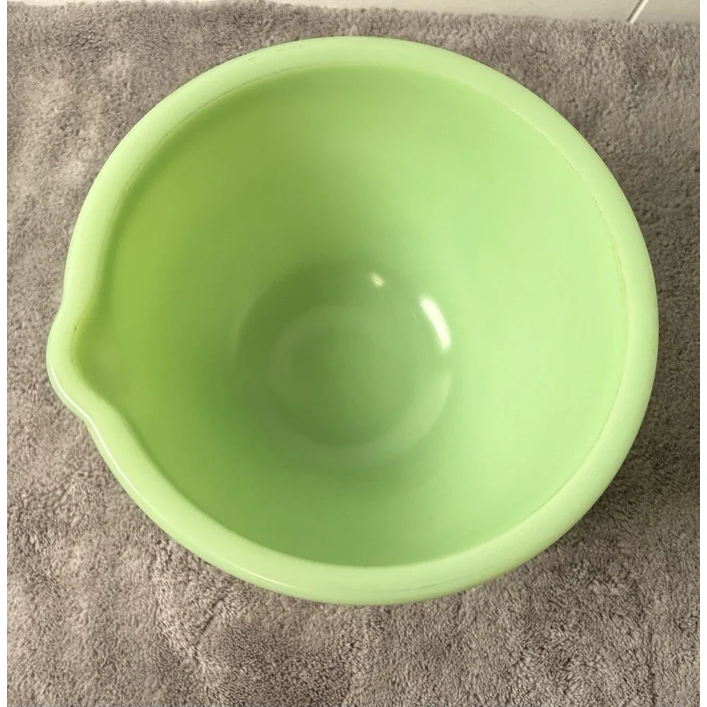 Vintage Jadeite Uranium Mixing Bowl with Spout 6.5 inches